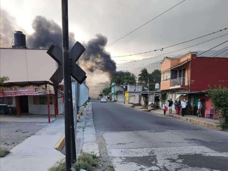 Reducido en cenizas, autobús que se incendió dentro de taller en Mendoza