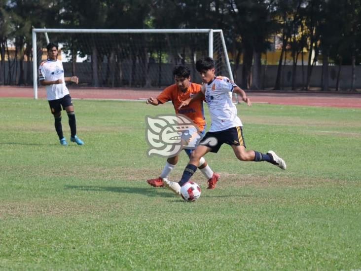 Mantienen buen paso en liga de futbol