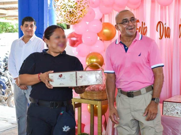 Festejan a mamás policías de Coatzacoalcos