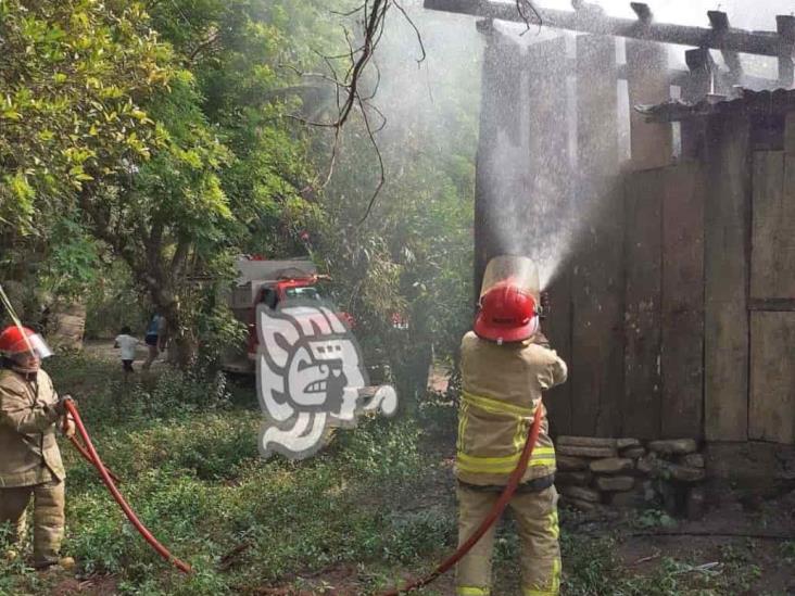 Fogón se sale de control y provoca incendio en vivienda de Misantla