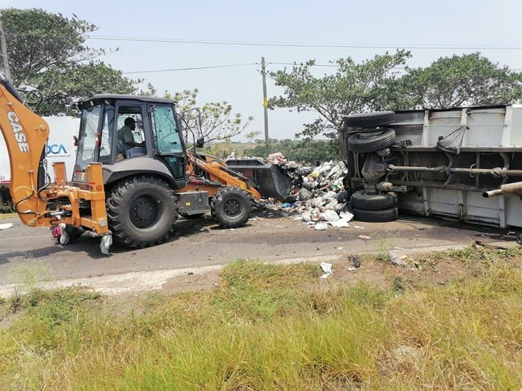 Vuelca camión de limpia pública en localidad de Los Robles