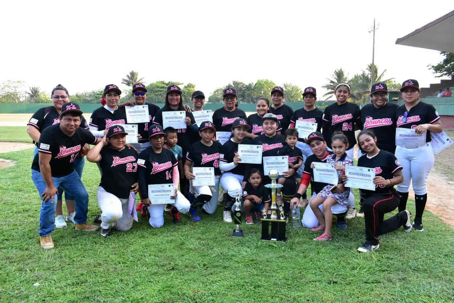 Las Xhuncas son las reinas de la Liga Sabatina de Softbol