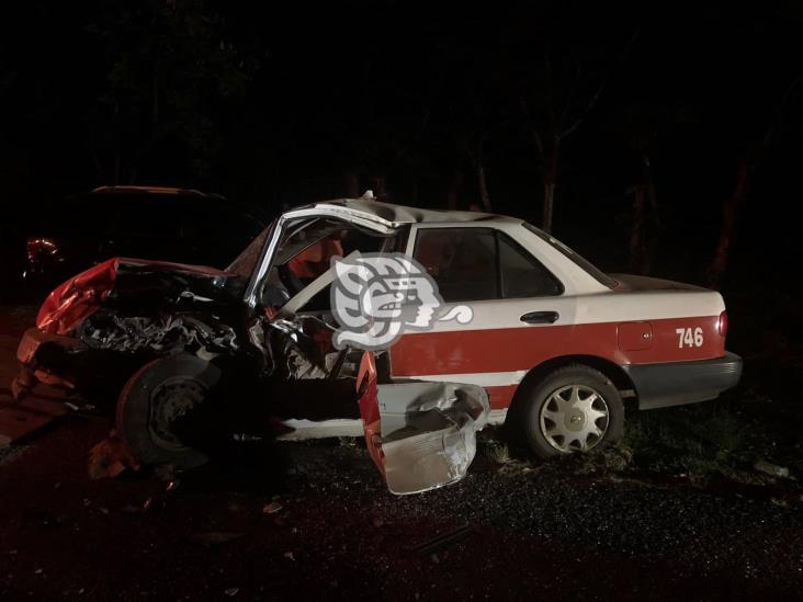 Taxista delicado de salud tras sufrir choque en Acayucan