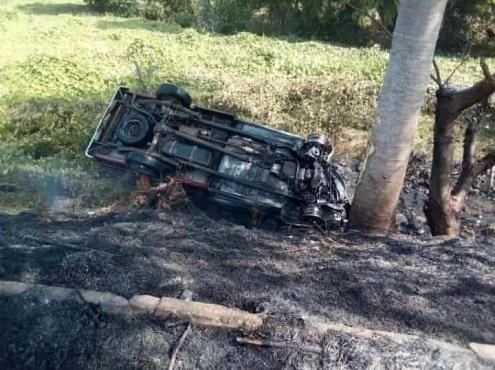 Camioneta se incendia tras volcar sobre carretera en Actopan, Veracruz