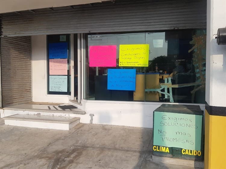 Se manifiestan trabajadores de la SEV en Veracruz