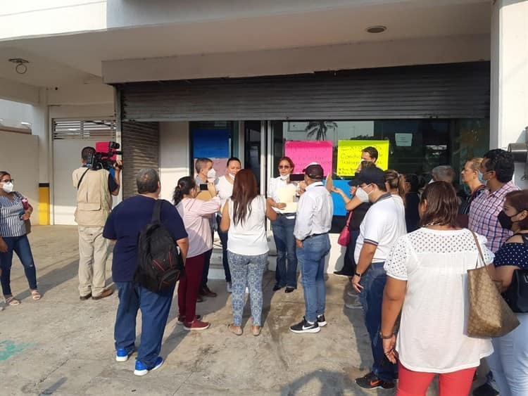 Se manifiestan trabajadores de la SEV en Veracruz
