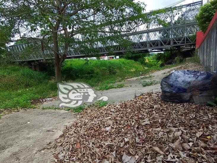 Continúan contaminando con basura el río Agua Dulce