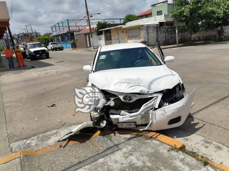 Aparatoso choque en la Puerto México; dos mujeres lesionadas