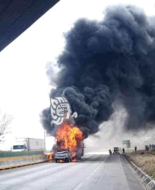 Autobús de pasaje y camioneta, reducidos en cenizas tras accidente en Amatlán
