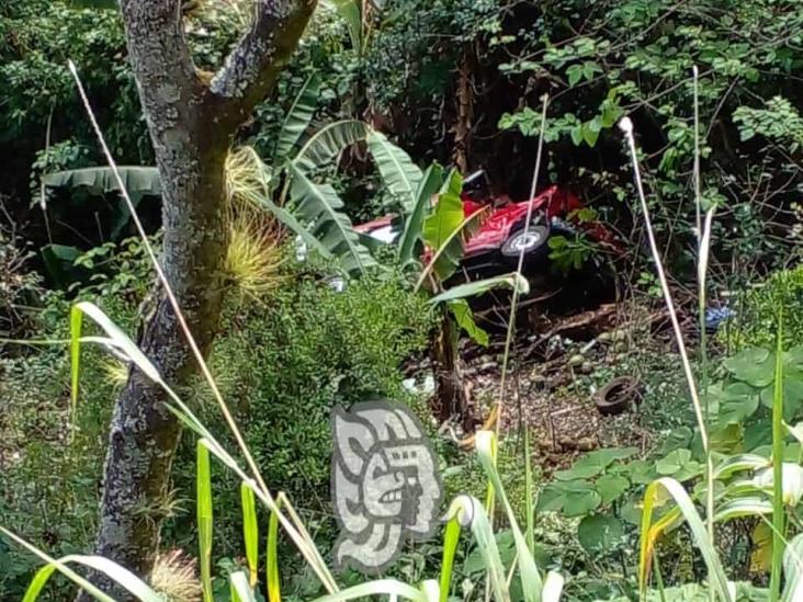 Vuelca camioneta en barranca Matlacobatl de Teocelo