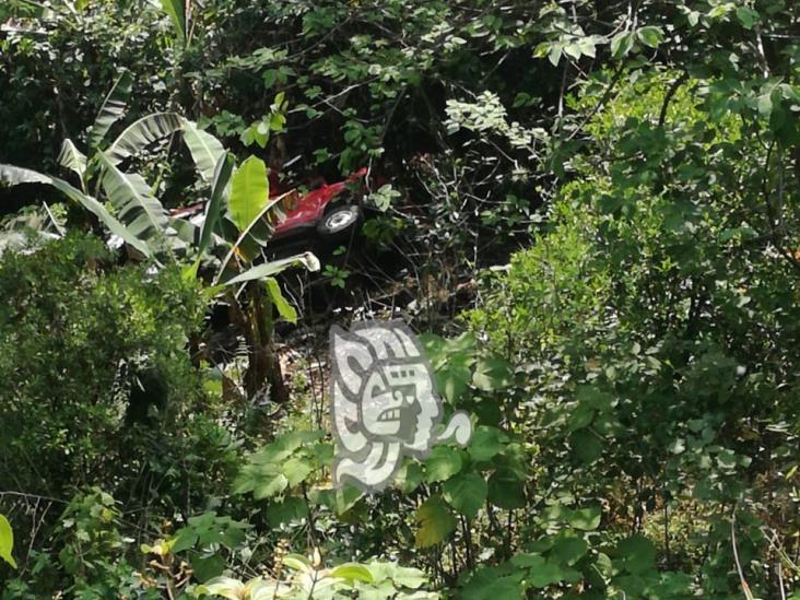 Vuelca camioneta en barranca Matlacobatl de Teocelo