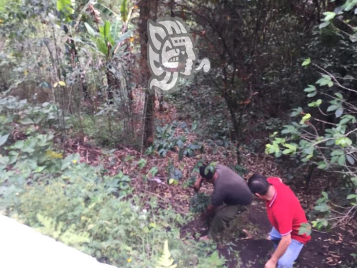 Vuelca camioneta en barranca Matlacobatl de Teocelo