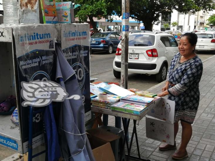 Comerciantes instalan sus puestos en obsoletas casetas telefónicas