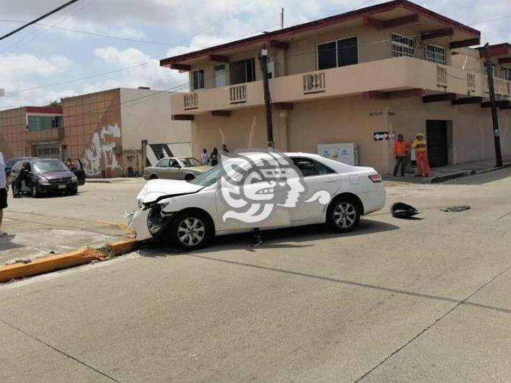 Aparatoso choque en la Puerto México; dos mujeres lesionadas