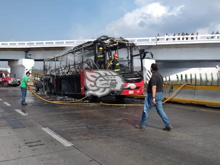 Autobús de pasaje y camioneta, reducidos en cenizas tras accidente en Amatlán