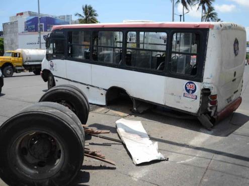 Camión de pasajeros se queda sin eje trasero en las calles de Veracruz, deja heridos