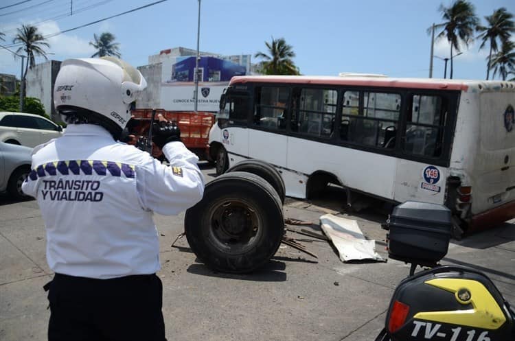 Camión de pasajeros se queda sin eje trasero en las calles de Veracruz, deja heridos