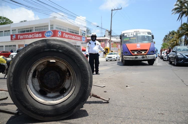 Camión de pasajeros se queda sin eje trasero en las calles de Veracruz, deja heridos