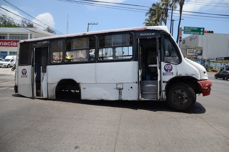 Camión de pasajeros se queda sin eje trasero en las calles de Veracruz, deja heridos