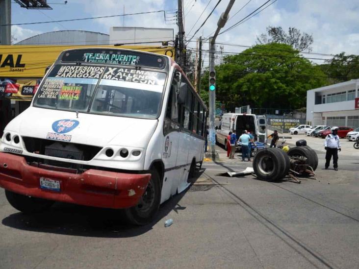 Locutores resultan lesionados por urbano que se quedó sin llantas en Veracruz