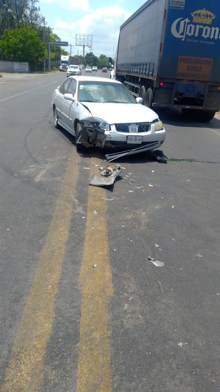 Automóviles provocan choque sobre carretera que conduce a ciudad Cardel