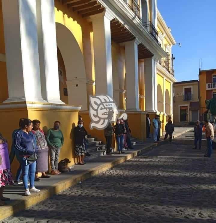 Toman palacio municipal de Coscomatepec por falta de agua