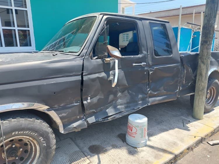 Un lesionado por accidente de camionetas en la colonia Ricardo Flores Magón