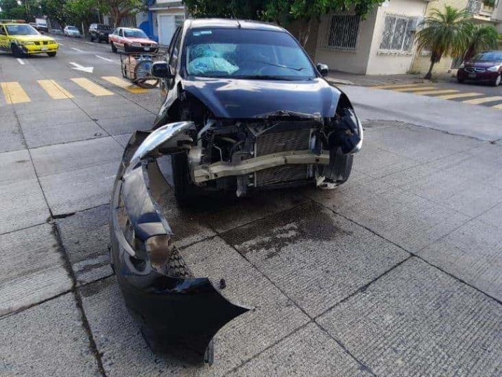 Camioneta intentó pasarse la preferencia y choca con automóvil en Veracruz