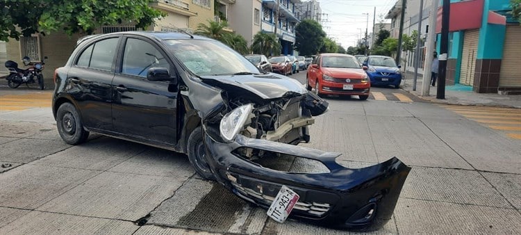 Camioneta intentó pasarse la preferencia y choca con automóvil en Veracruz