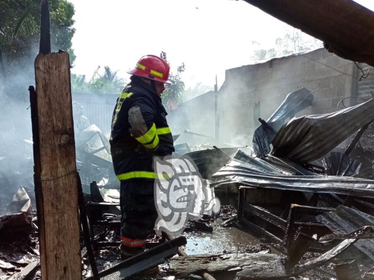 Incendio devora humilde vivienda en Amatlán