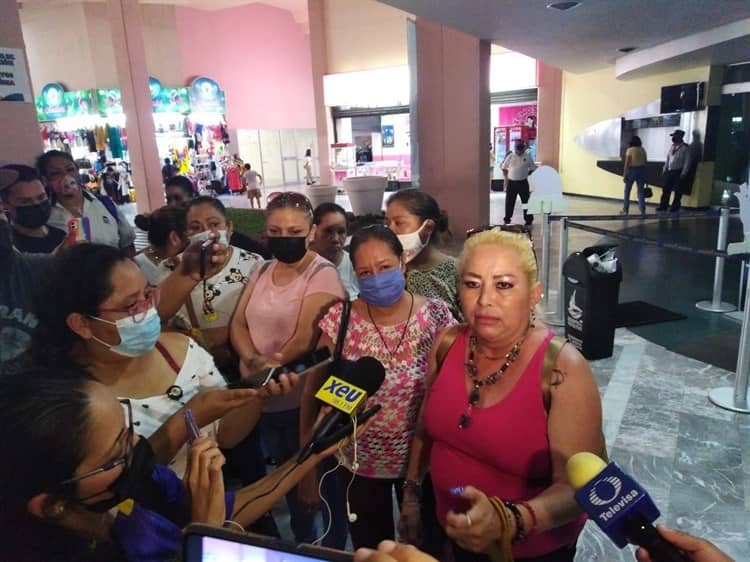 Earth Mission y ciudadanos protestan en el Acuario de Veracruz tras clausura de PMA