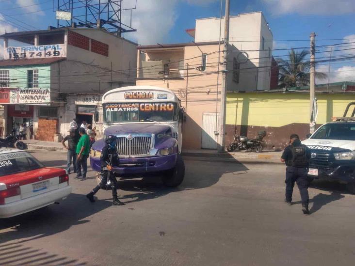 Camión sufre aparente falla mecánica y choca con barda en la colonia La Pochota