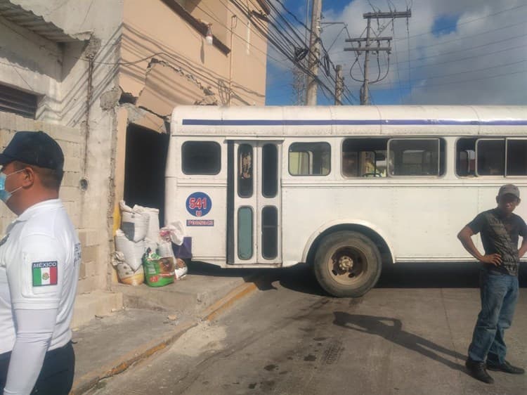 Camión sufre aparente falla mecánica y choca con barda en la colonia La Pochota