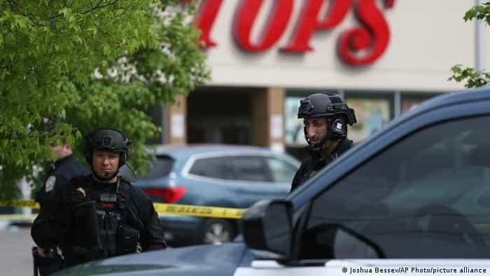 Tiroteo en supermercado de Buffalo, deja al menos 10 muertos
