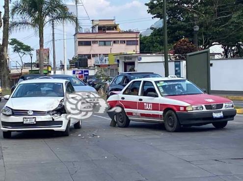 Tres lesionados dejó choque en avenida Cri Cri de Orizaba