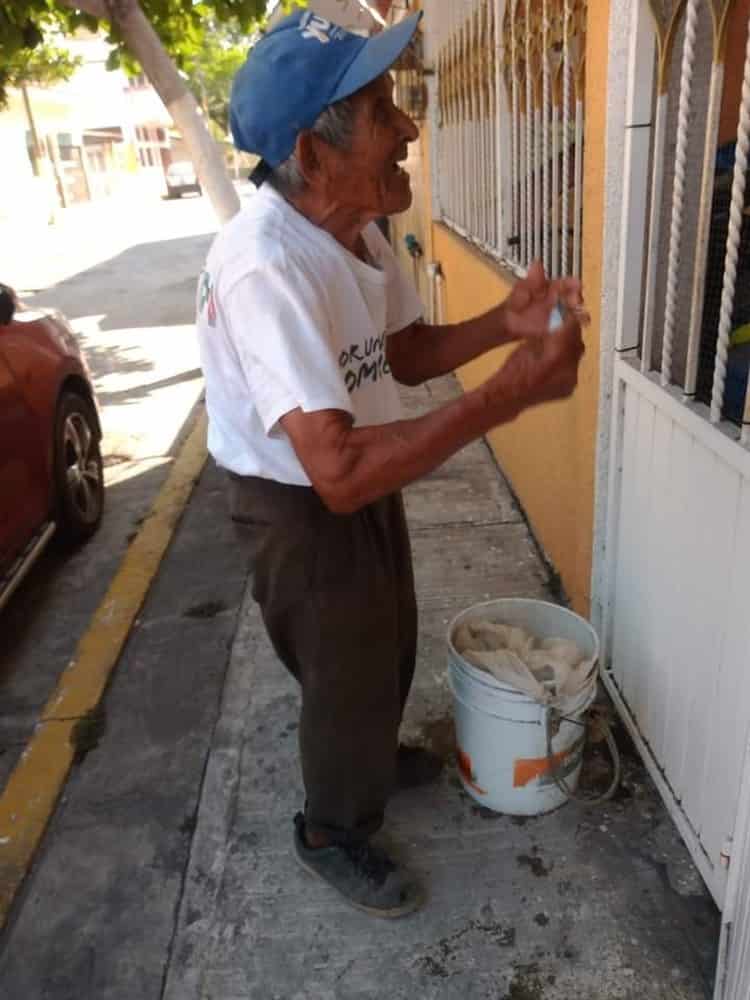 El Amiguillo a sus 90 años vende pescados y jaibas en ciudad Cardel