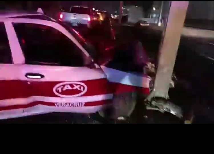 Abandonan taxi chocado en Veracruz