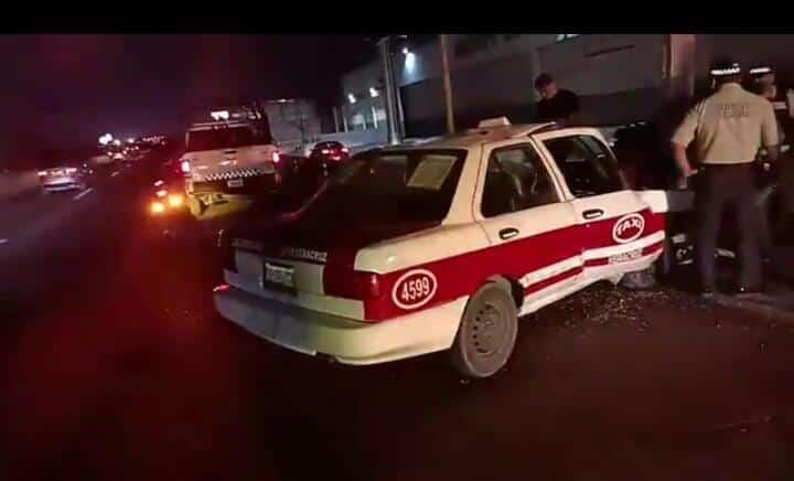 Abandonan taxi chocado en Veracruz