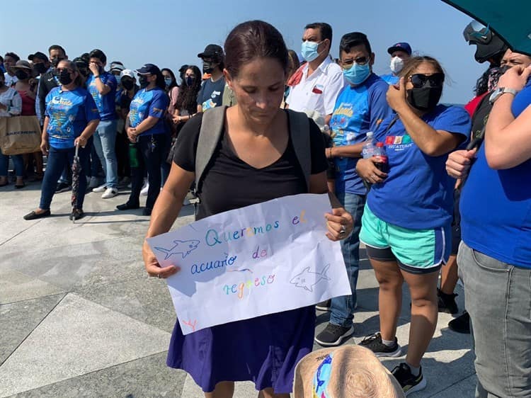 Marchan para exigir la reapertura del Acuario de Veracruz