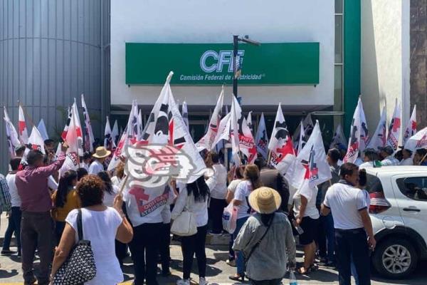 Córdoba: se manifiestan contra CFE por cobros excesivos a familias de bajos recursos