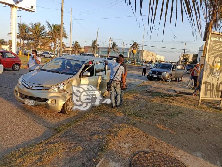 Colisión entre camionetas en la avenida Universidad; dos lesionados