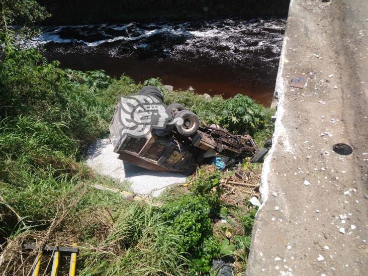 En Coetzala, conductor ‘la libra’ tras caer en barranco de 15 metros