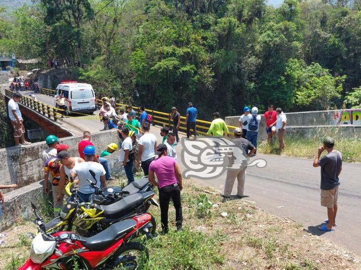 En Coetzala, conductor ‘la libra’ tras caer en barranco de 15 metros