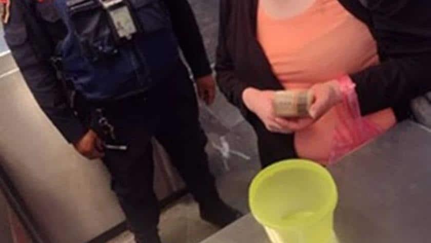 ¡Se hace viral! Mujer esconde y pierde tupper en el metro donde guardó 6 mil pesos