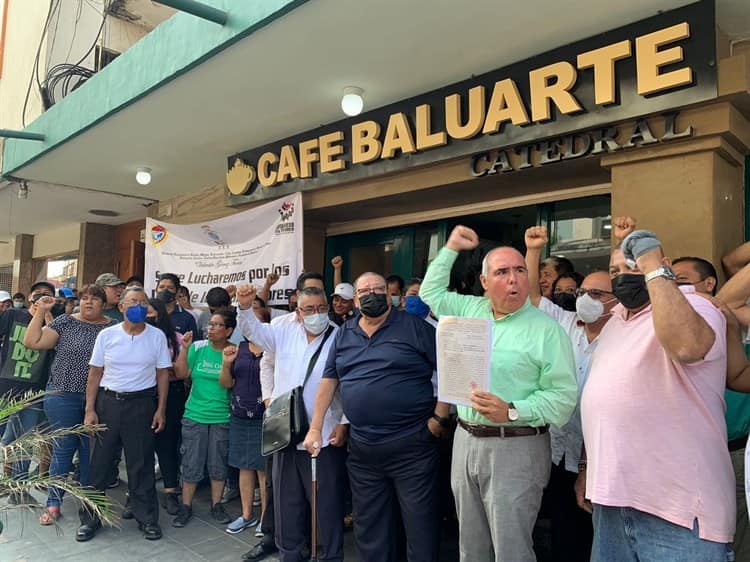 Sindicato de meseros exige reinstalación al Café Catedral