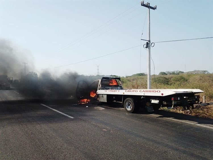 Grúa se incendió por falla mecánica sobre el libramiento Paso del Toro-Santa Fe