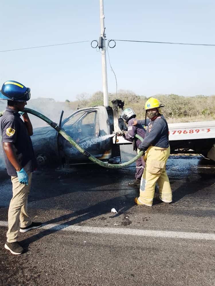 Grúa se incendió por falla mecánica sobre el libramiento Paso del Toro-Santa Fe