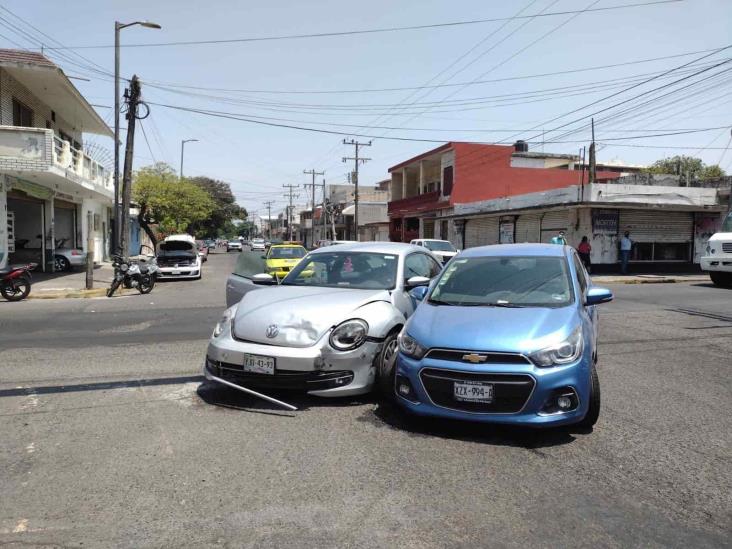 Dos automóviles se impactan por alcance en la colonia Centro en Veracruz