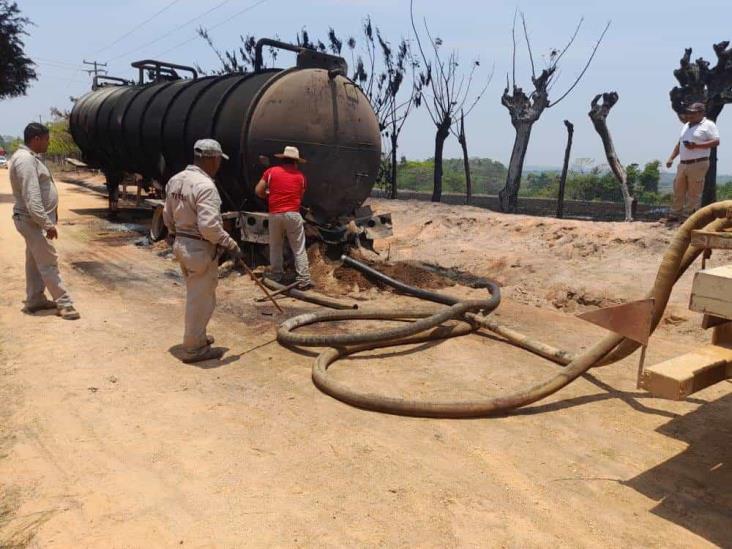 Se incendió pipa que transportaba aceite en Playa Vicente, Veracruz