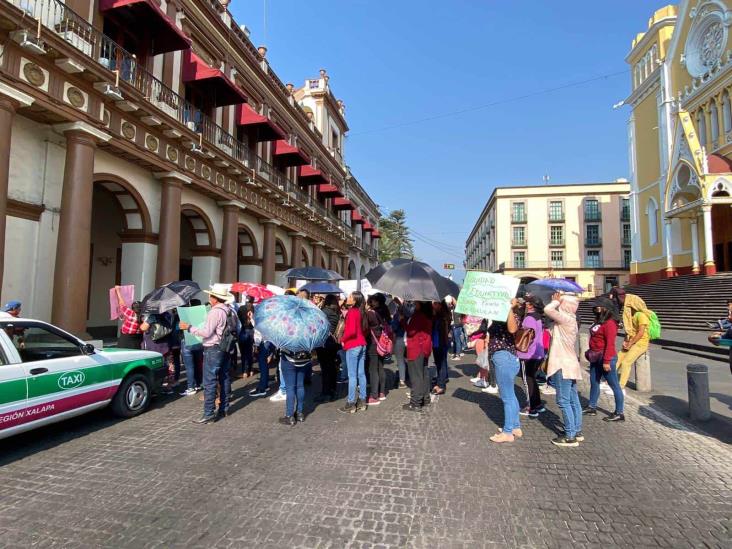 Con protesta, padres exigen construcción de aulas en escuela de Tlacolulan